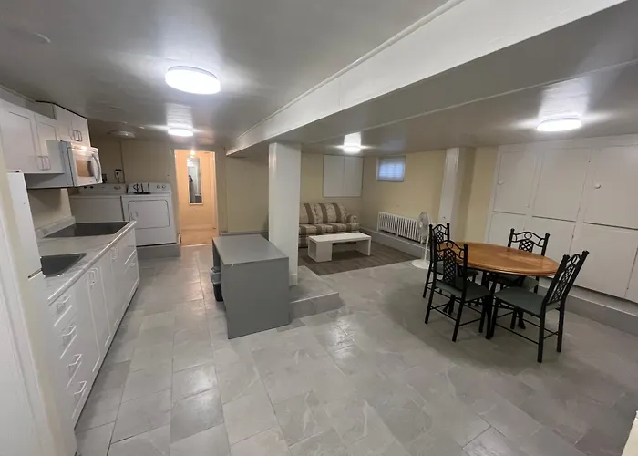 Close To Clifton Hill, Casino And Niagara Falls And With Kitchen For 6 Guest Up Stairs And Main Floor 8