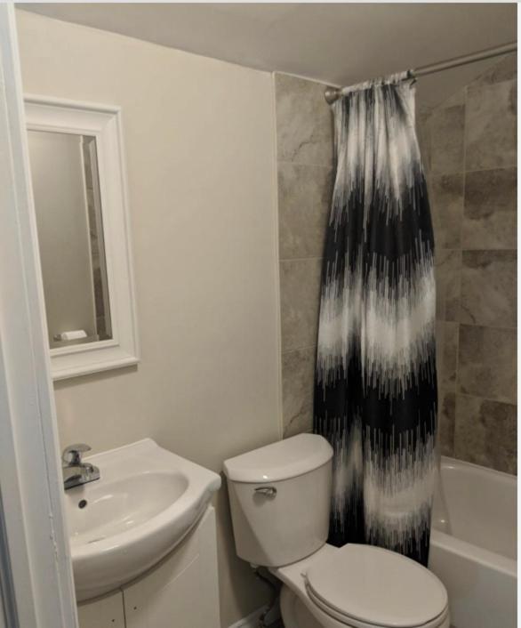 Clifton Hill Getaway: Spacious Kitchen Near Falls & Casino Homestay Niagara Falls