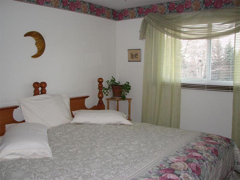 Bed & Breakfast A Pillow And Toast