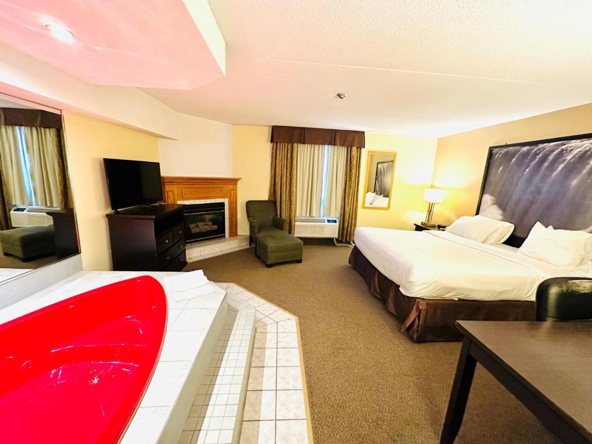 Super 8 By Wyndham By The Falls Hotel 2*