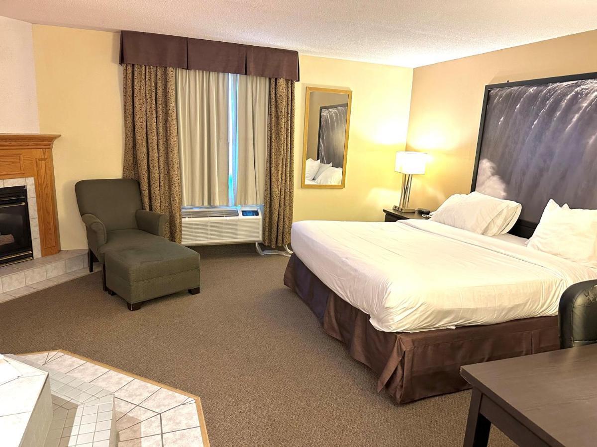 Super 8 By Wyndham By The Falls Hotel 2*