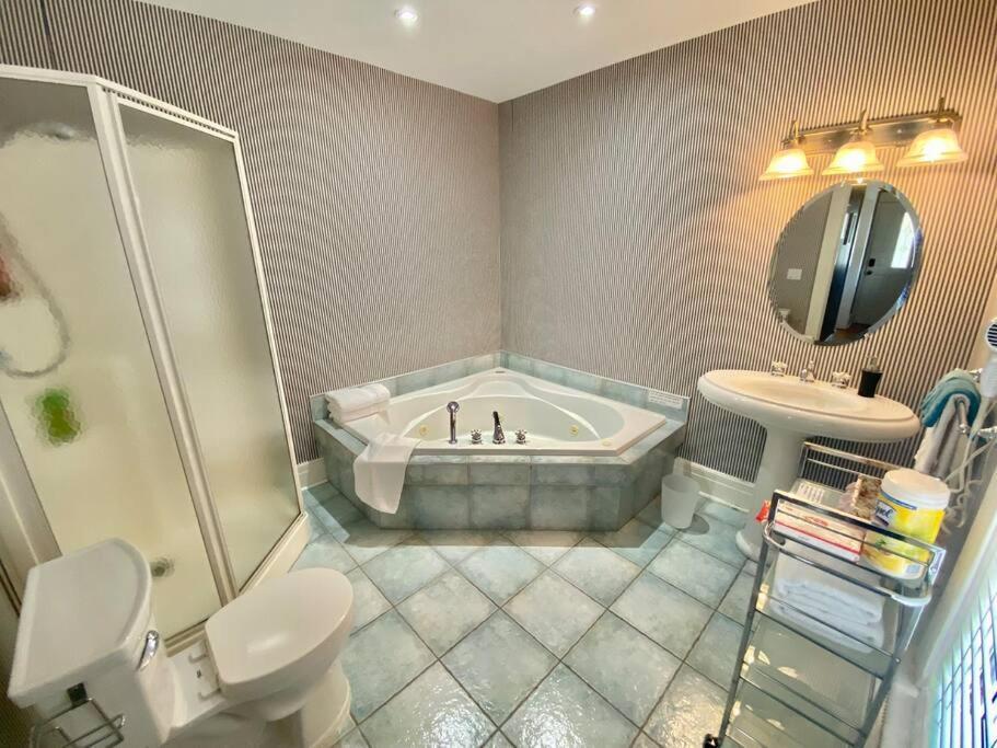 Adorable 2-bedroom Unit With Jacuzzi Beside Falls Holiday home *
