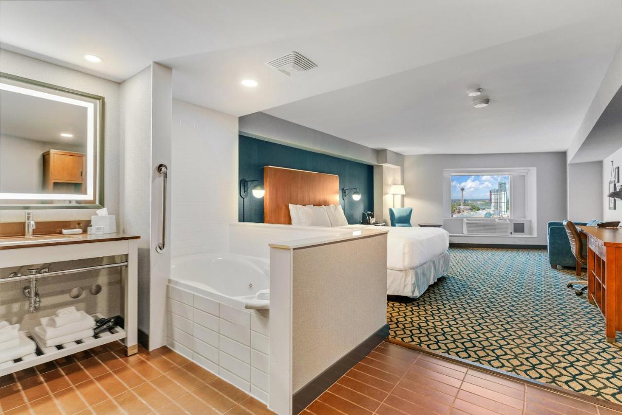 Hotel Wyndham Grand Fallsview 4*