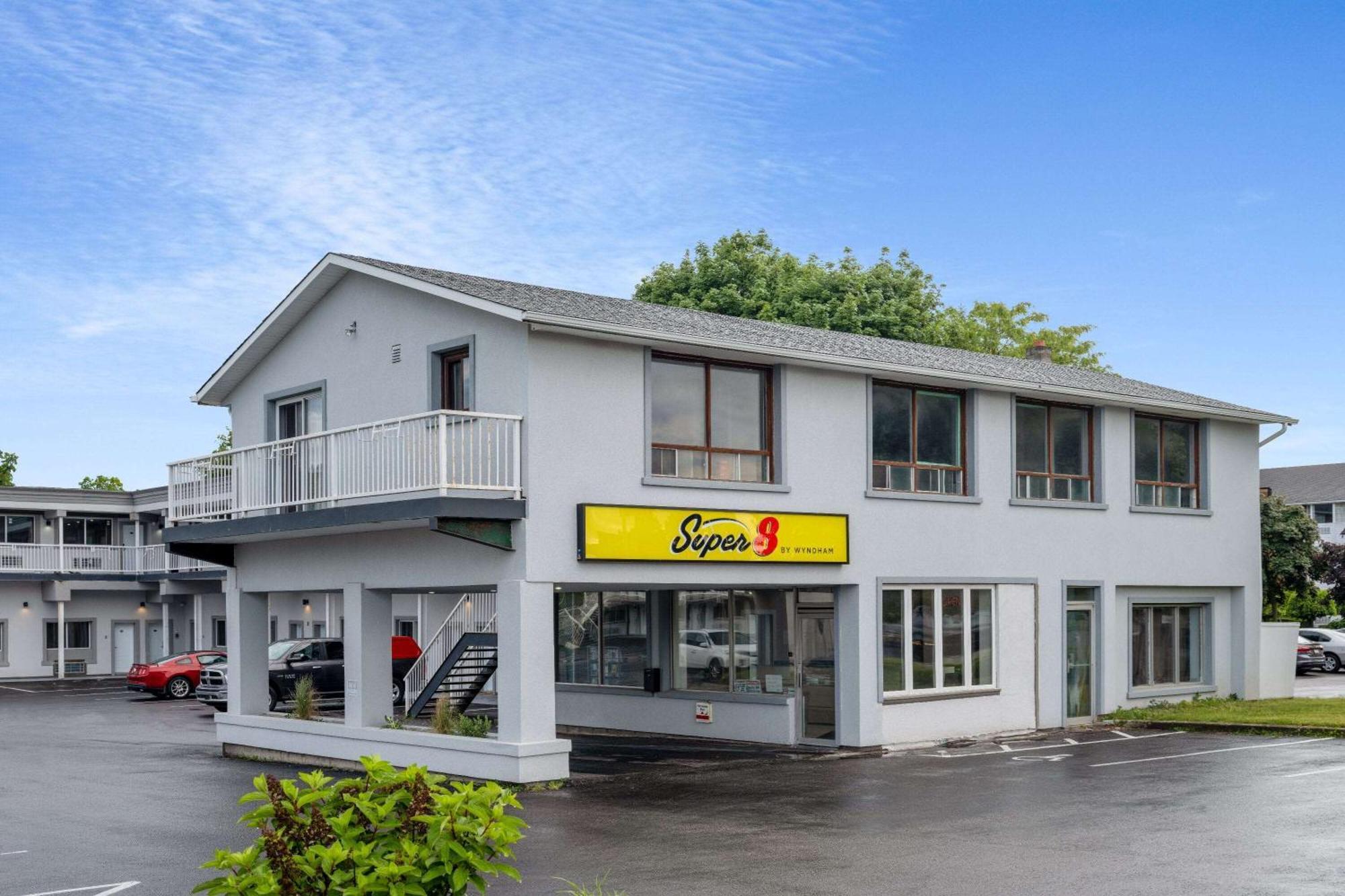 Super 8 By Wyndham On Motel