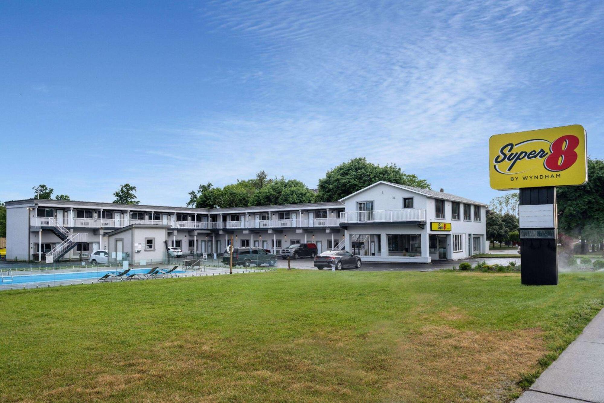 Super 8 By Wyndham On Motel