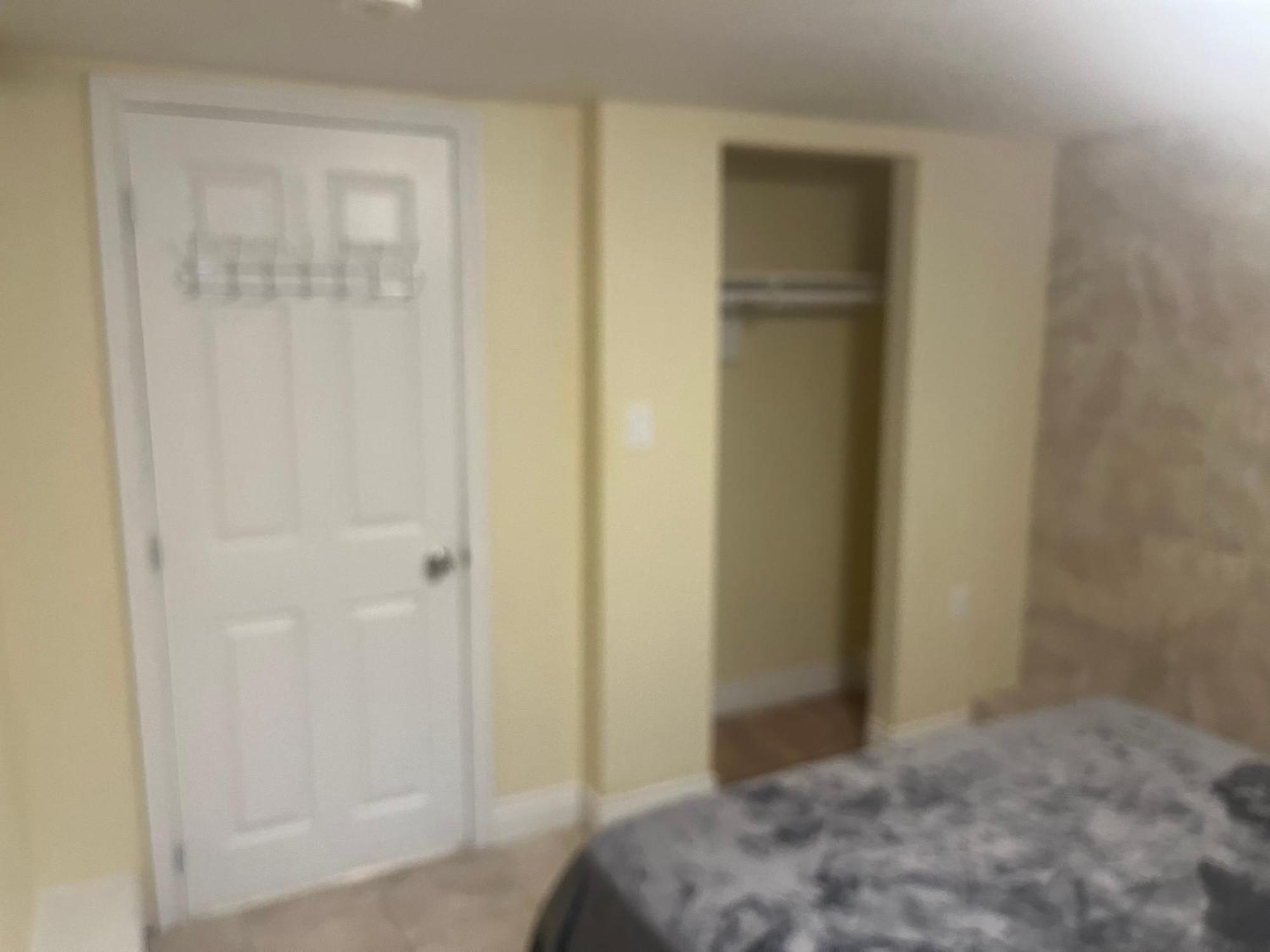 Clifton Hill Getaway: Spacious Kitchen Near Falls & Casino Homestay Niagara Falls