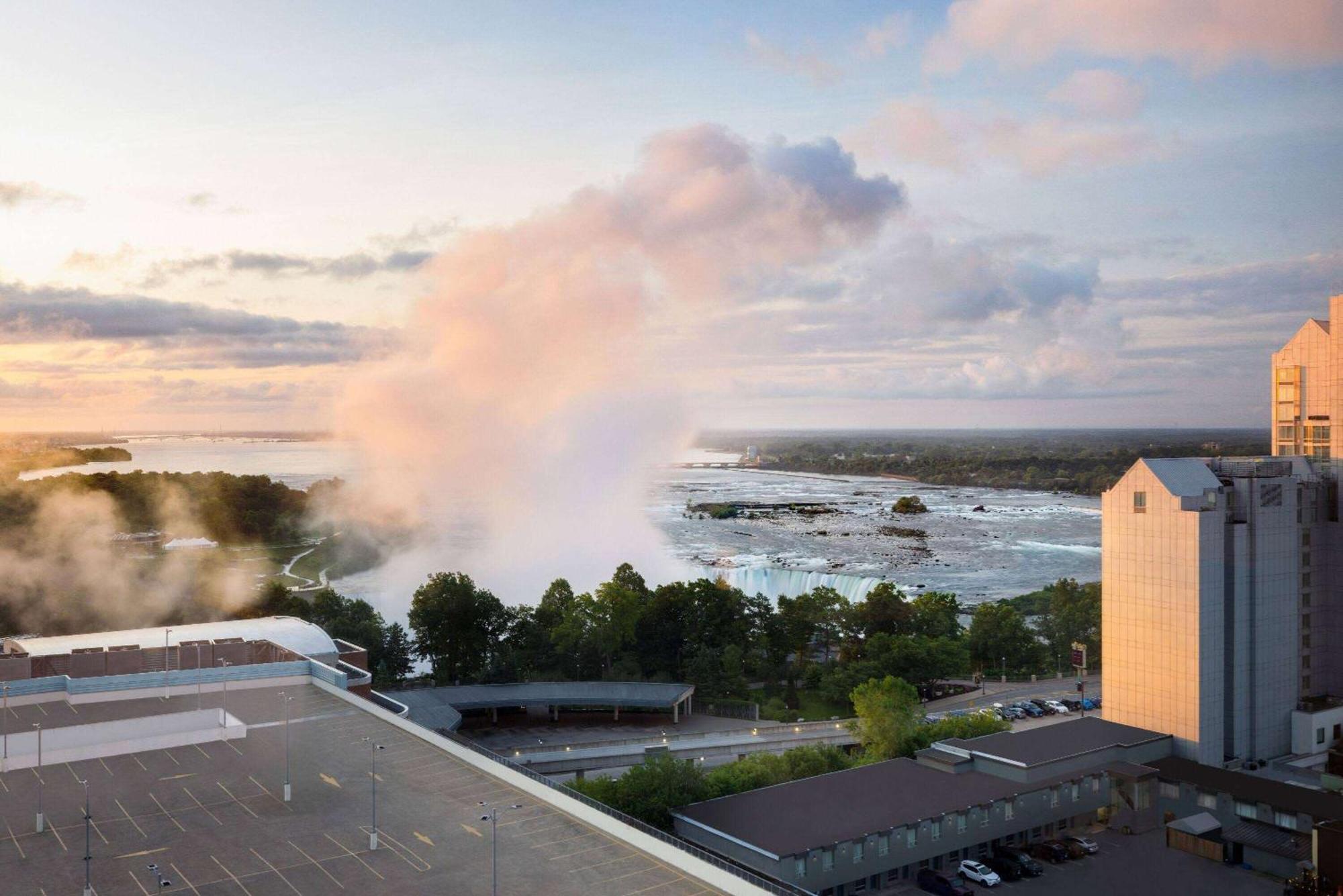 Wyndham Grand Fallsview Hotel 4*