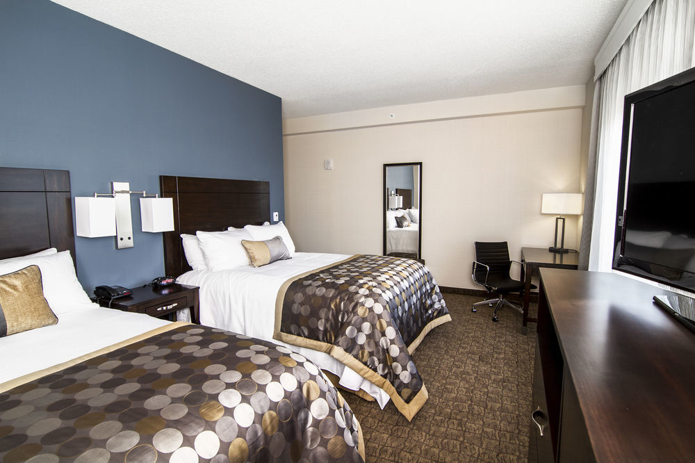 Wyndham Garden Fallsview Hotel 4*