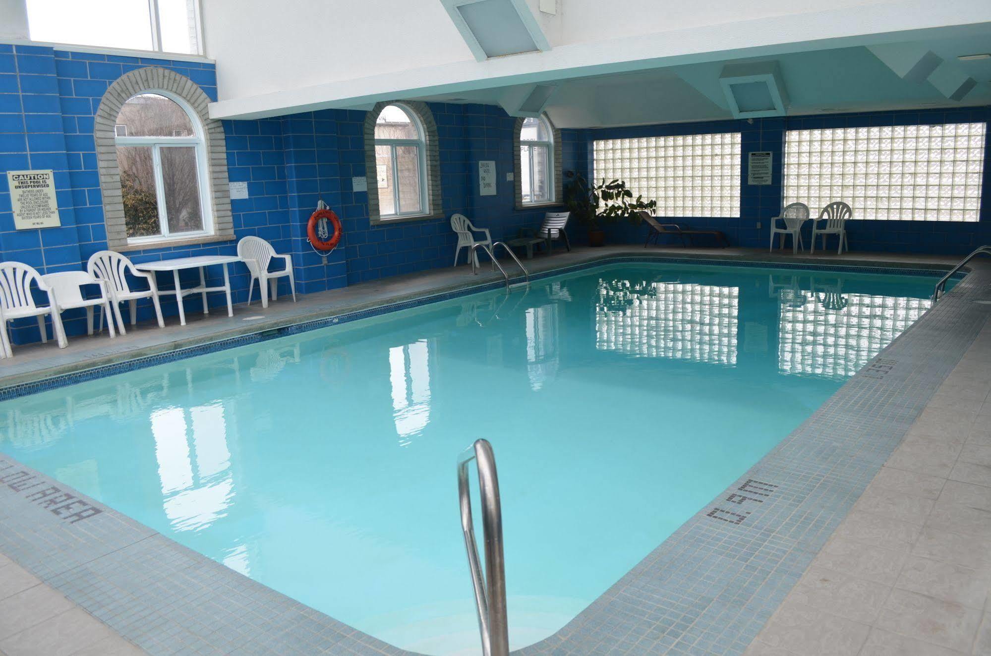 Super 8 By Wyndham By The Falls Hotel 2*