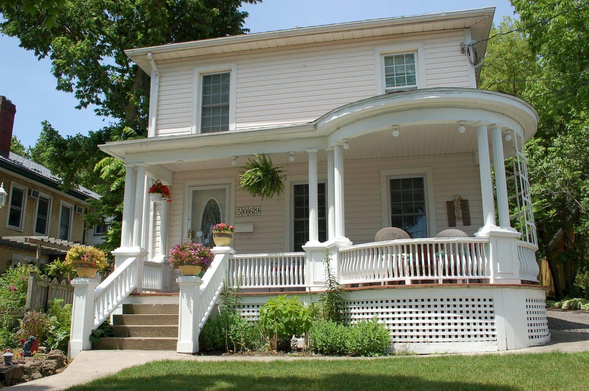 Accommodations Niagara Bed & Breakfast * Niagara Falls