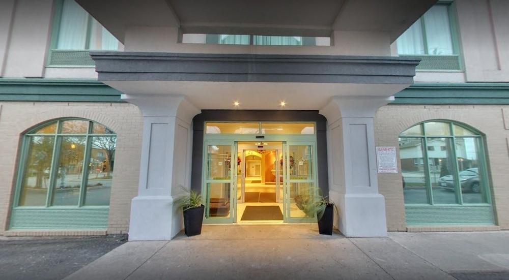 Days By Wyndham Centre St. By The Falls 3*