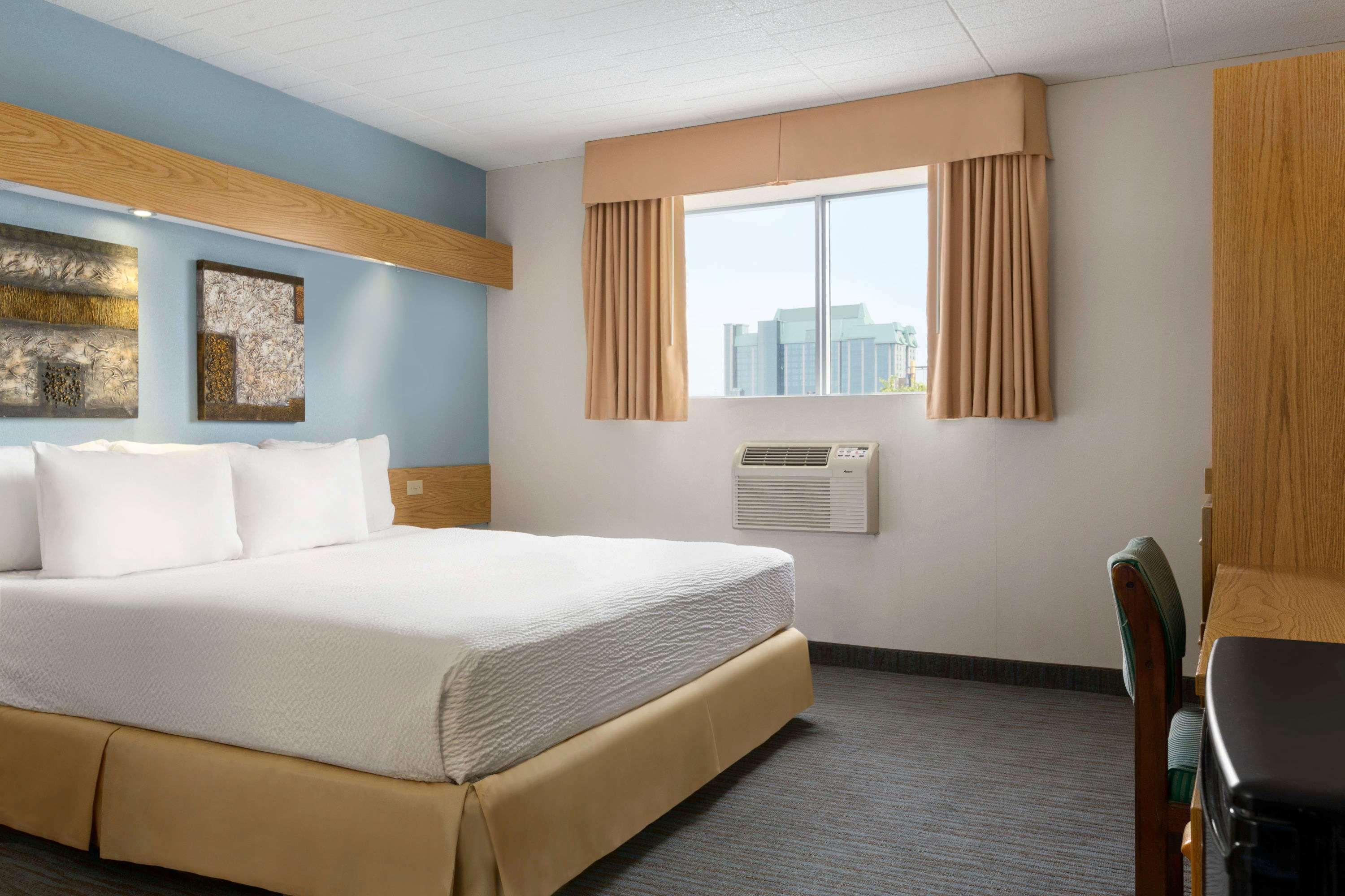 Days By Wyndham Centre St. By The Falls Hotel 3*