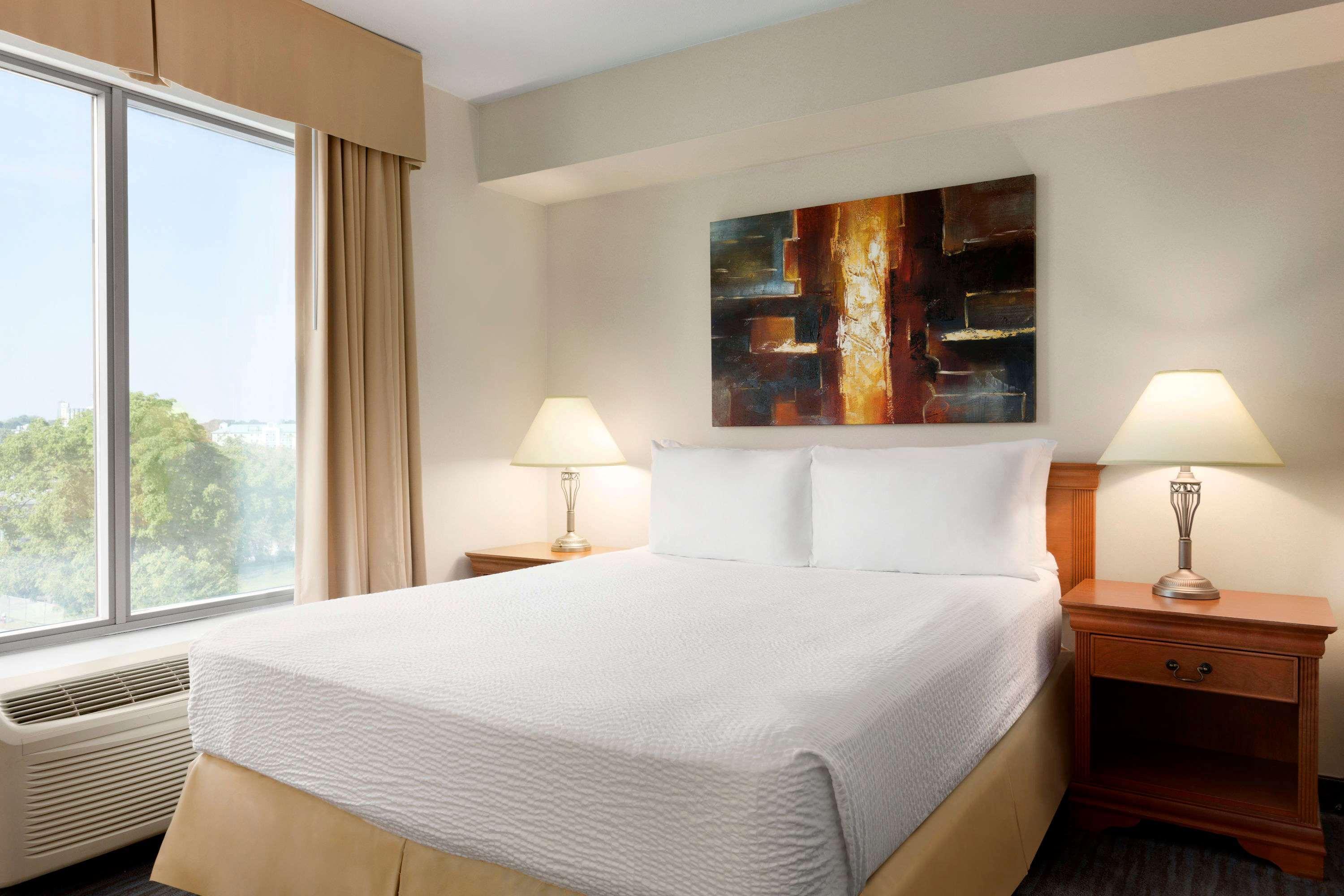 Days By Wyndham Centre St. By The Falls 3* Niagara Falls