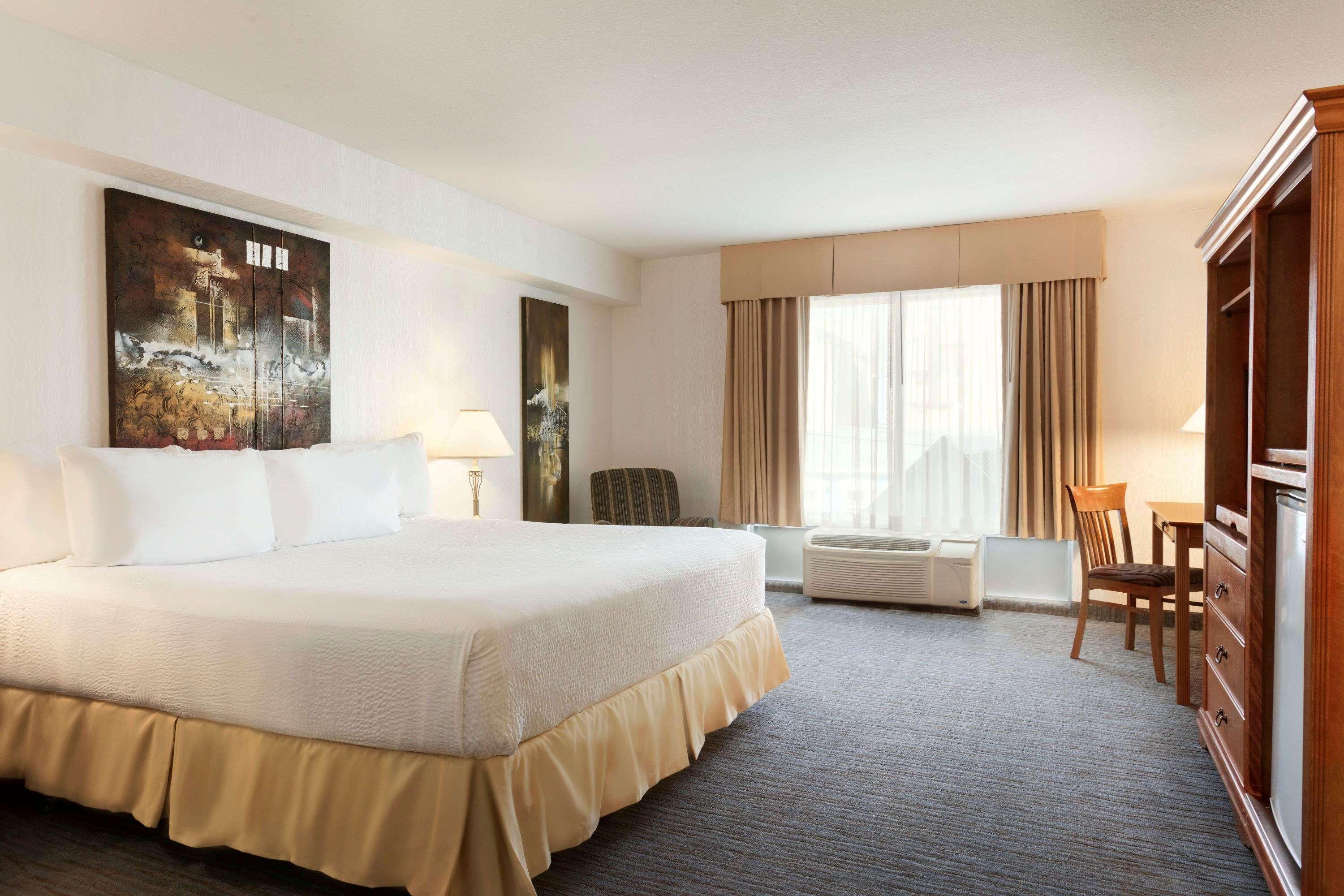 Days By Wyndham Centre St. By The Falls Hotel