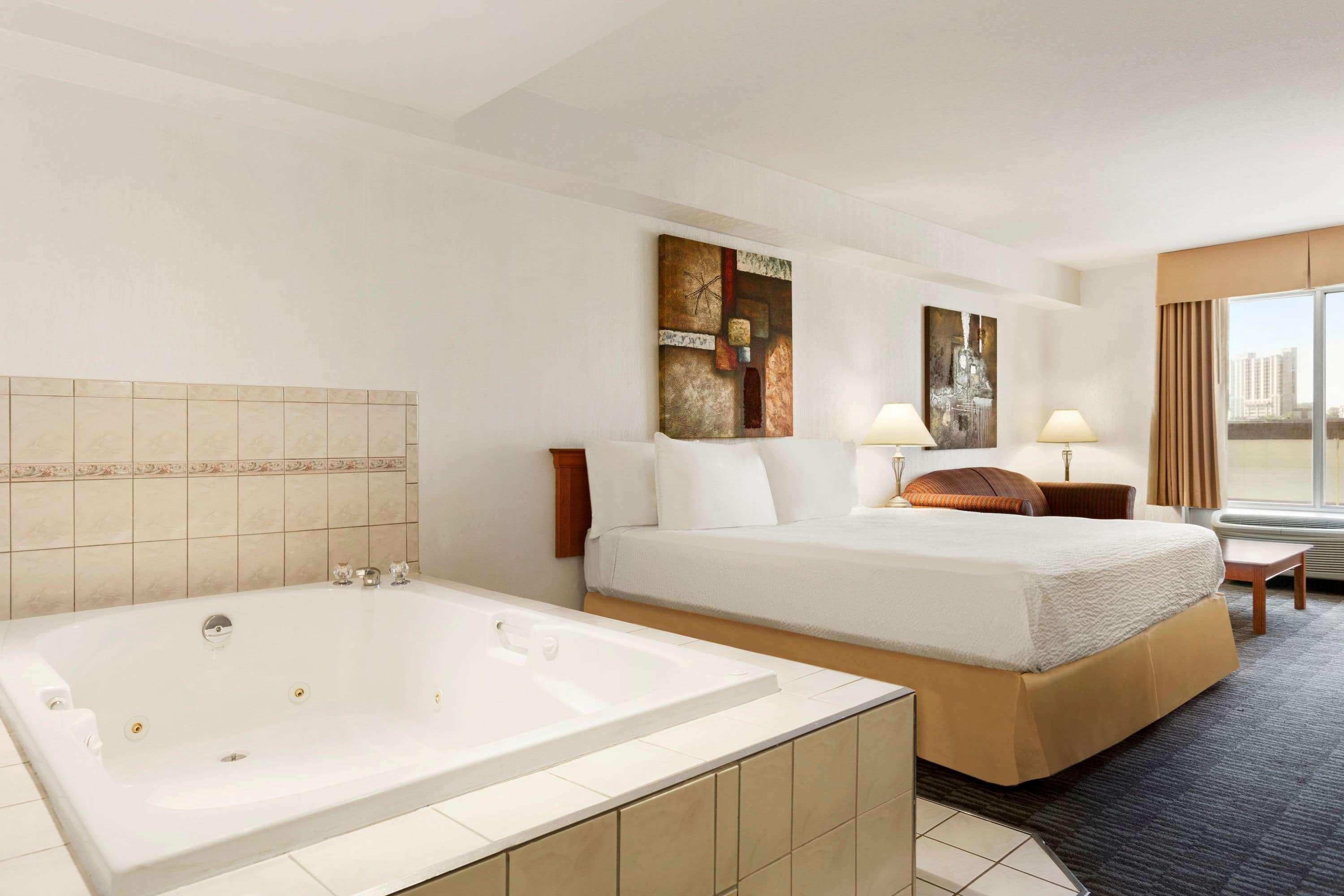 Days By Wyndham Centre St. By The Falls Hotel 3*