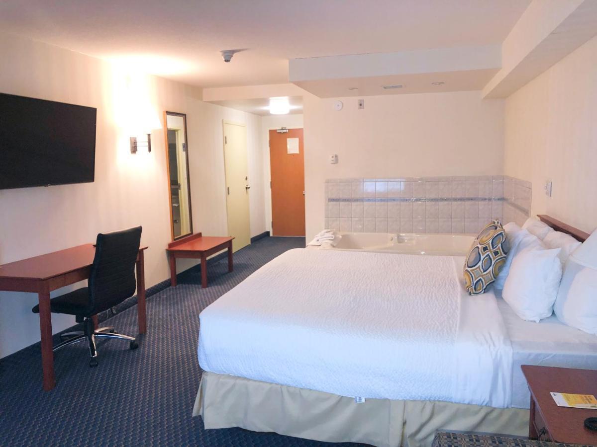 Days By Wyndham Centre St. By The Falls Hotel 3*
