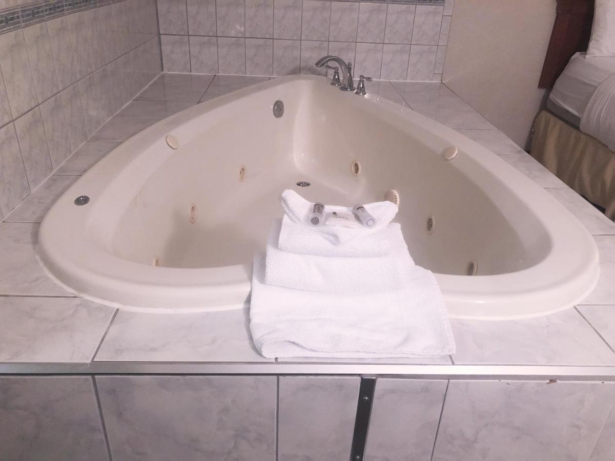 Hotel Days By Wyndham Centre St. By The Falls 3*