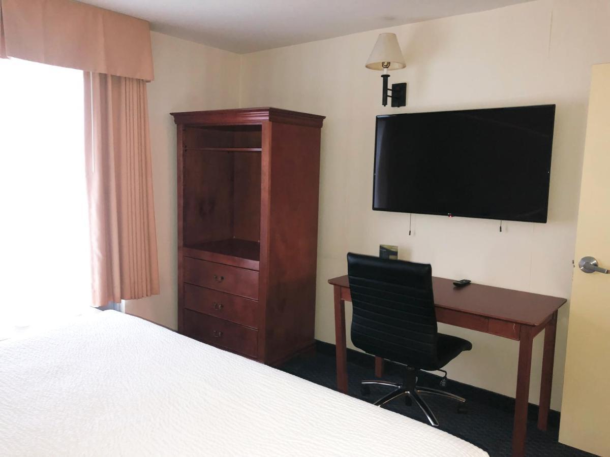 Days By Wyndham Centre St. By The Falls Hotel 3*