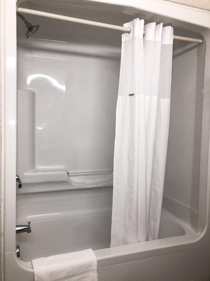 Days By Wyndham Centre St. By The Falls 3*