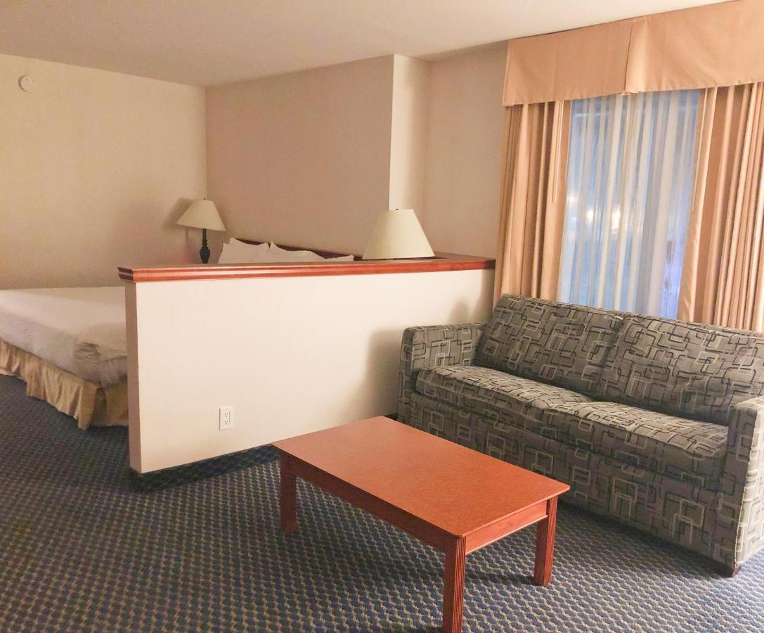 Days By Wyndham Centre St. By The Falls Hotel