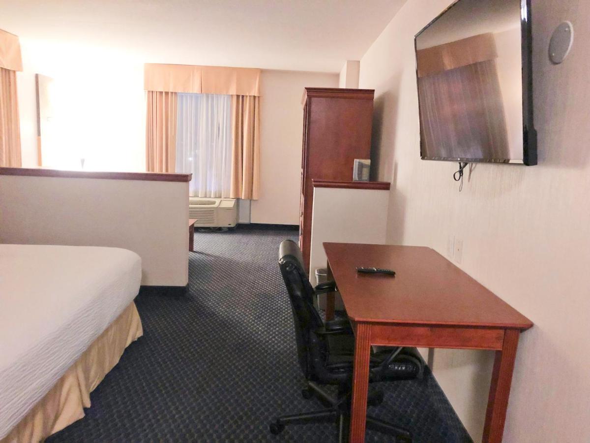 Days By Wyndham Centre St. By The Falls Hotel 3*