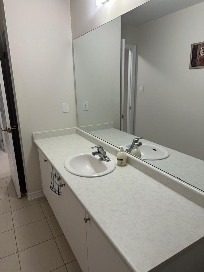4 Bedrooms New House Sleep 12 Fury Friends Welcome Holiday home Niagara Falls
