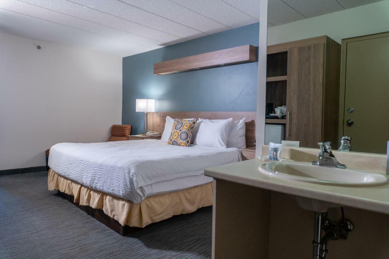 Days By Wyndham Centre St. By The Falls 3*