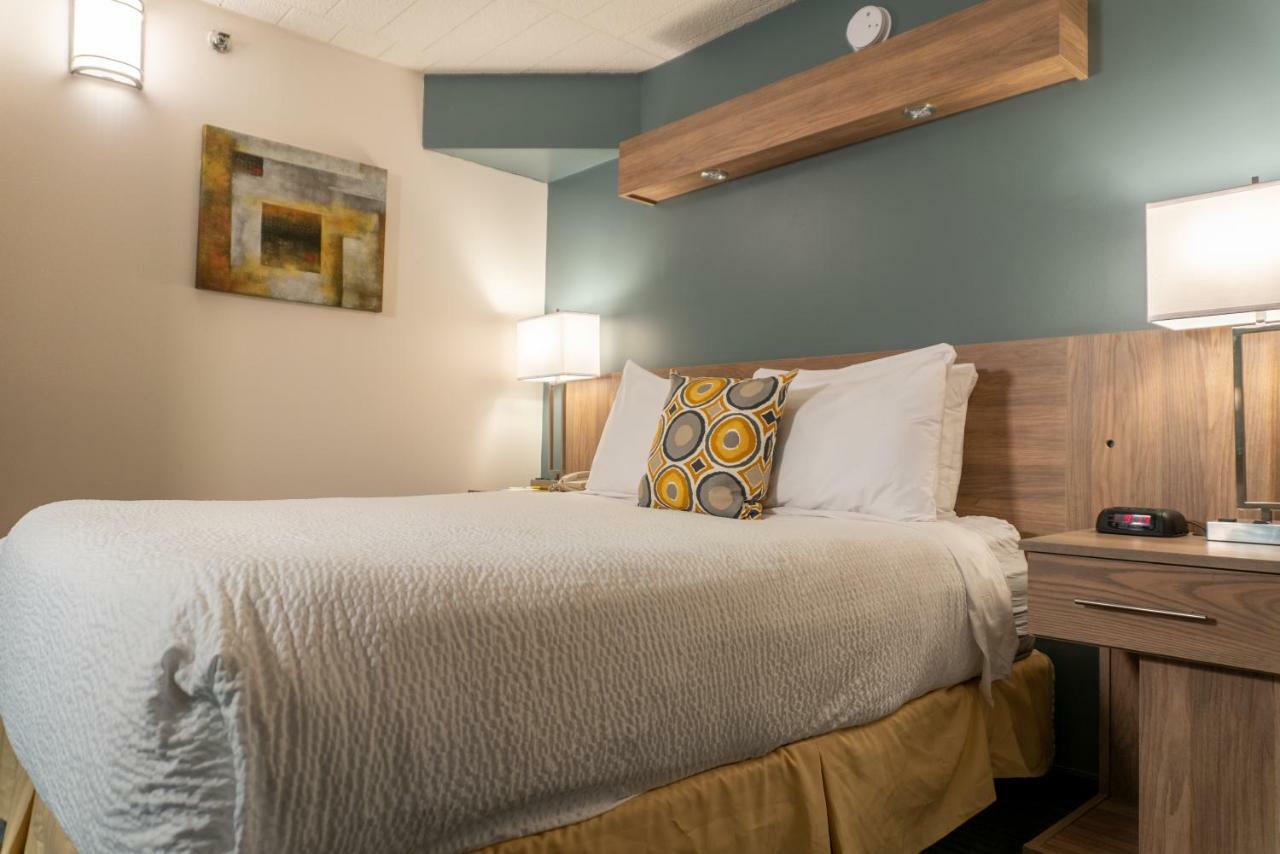 Days By Wyndham Centre St. By The Falls 3*